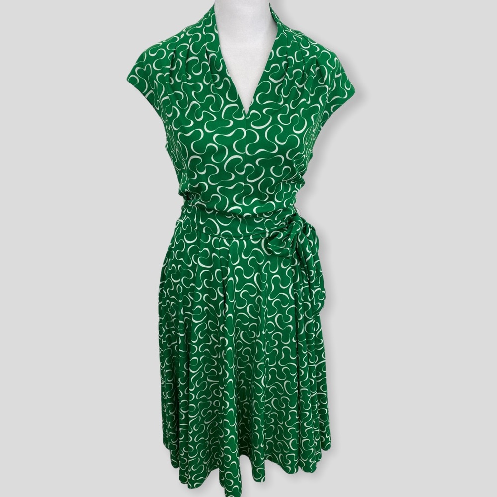 Vintage 70s Green White Swirl Pleated Shoulder Stretchy Dress with Belt